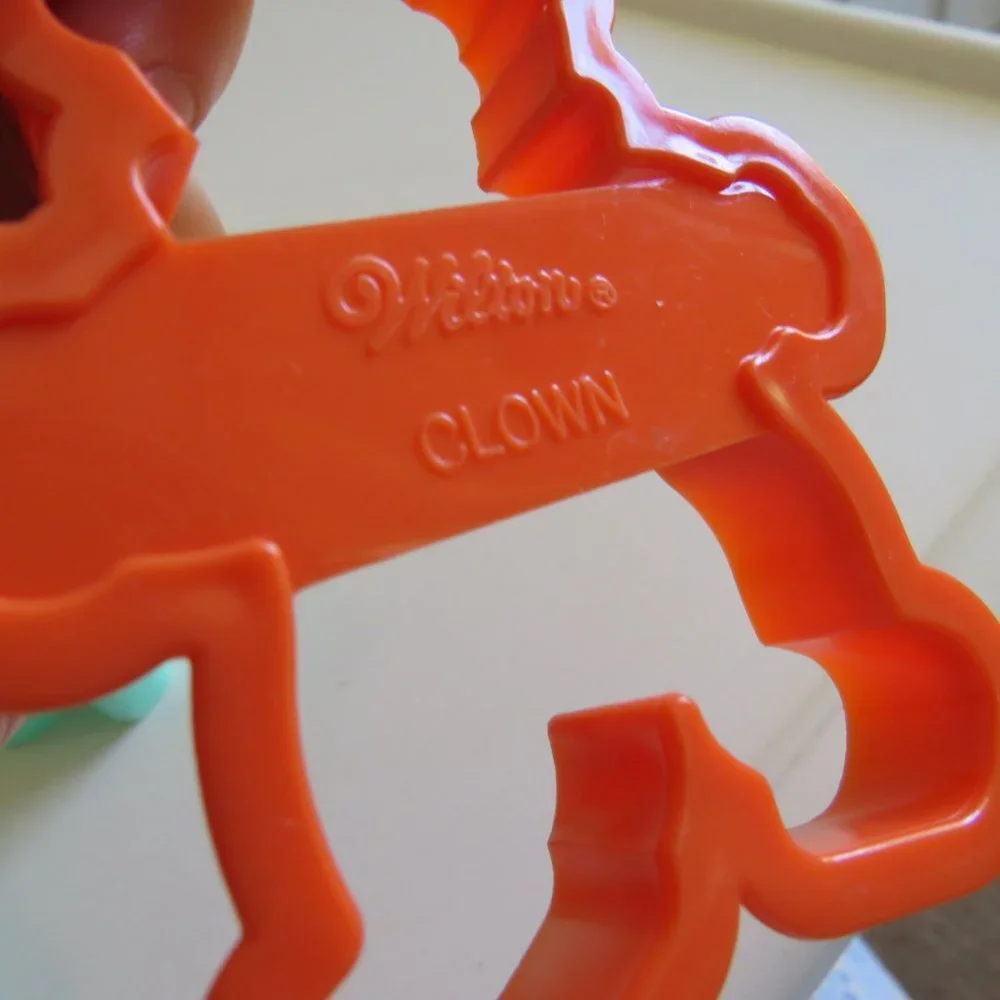 SEASONAL ITEMS COOKIE CUTTERS with CLIFFORD 1988 scholastic